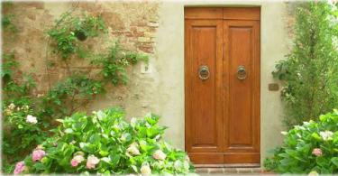 Cum să aranjați și să decorați corect ușa din față conform Feng Shui